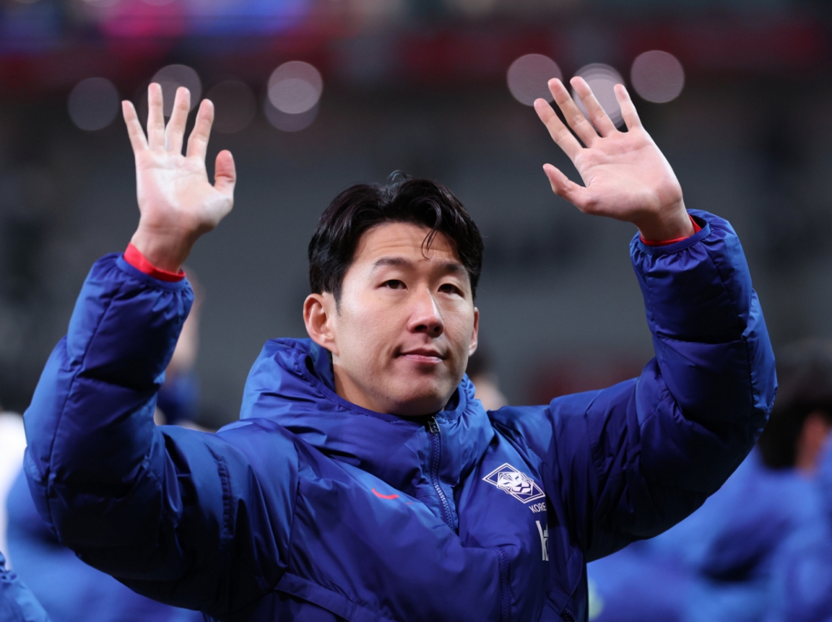 지난달 18일 오후 서울 마포구 서울월드컵경기장에서 열린 ‘하나은행 초청 국가대표팀 친선경기’ 대한민국과 가나와의 경기에서 대한민국 손흥민이 가나에 1대0 승리를 거둔 뒤 팬들에게 손 흔들어 인사하고 있다. / 사진 = 뉴스1