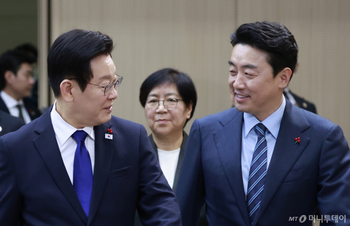 [세종=뉴시스] 최동준 기자 = 이재명 대통령이 16일 세종시 정부세종컨벤션센터에서 열린 보건복지부(질병관리청)·식품의약품안전처 업무보고에 입장하며 강훈식 비서실장과 대화하고 있다. 2025.12.16. photocdj@newsis.com /사진=최동준