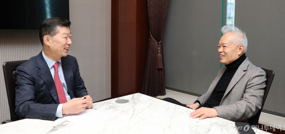 백용호 머니투데이 상임고문(글로벌코리아인사이츠 이사장, 오른쪽)이 22일 서울 소공동 웨스틴조선서울호텔 비즈니스센터에서 김홍국 하림그룹 회장과 '백용호의 시대동행' 대담을 하고 있다./사진=이기범 기자 leekb@ 