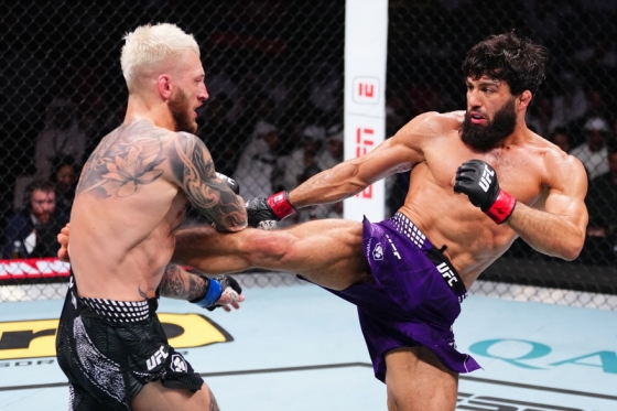 아르만 사루키안(오른쪽)이 댄 후커에게 미들킥을 날리고 있다. /사진=UFC 제공