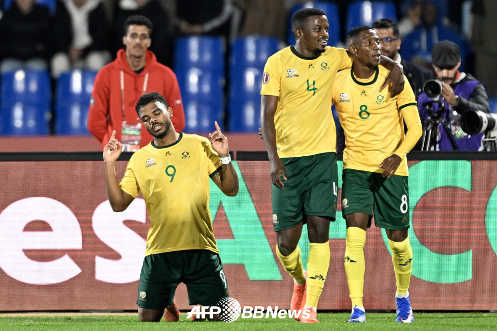 대한민국 축구 국가대표팀과 2026 국제축구연맹(FIFA) 북중미 월드컵 본선 A조에 속한 남아프리카공화국의 라일 포스터(왼쪽)가 23일 모로코 마라케시 경기장에서 열린 2026 아프리카축구연맹(CAF) 아프리카 네이션스컵 조별리그 B조 1차전 앙골라전 득점 이후 골 세리머니를 하고 있다. /AFPBBNews=뉴스1