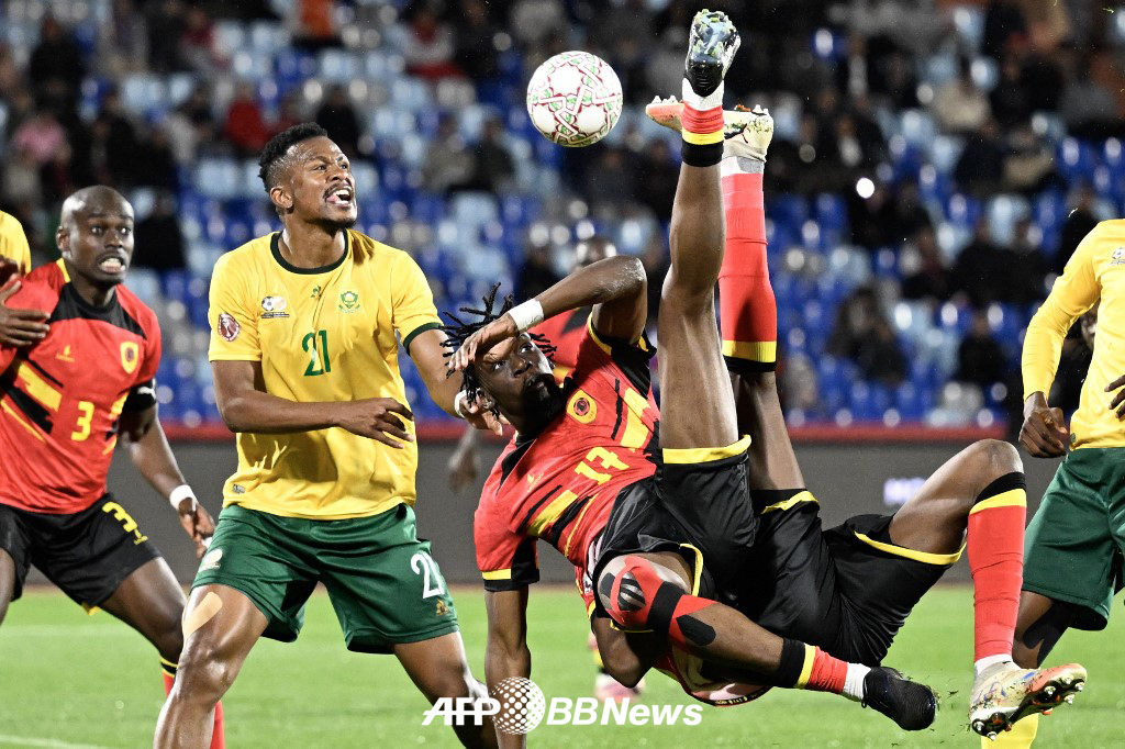 23일 모로코 마라케시 경기장에서 열린 2026 아프리카축구연맹(CAF) 아프리카 네이션스컵 조별리그 B조 1차전 남아프리카공화국과 앙골라전 경기 모습. /AFPBBNews=뉴스1