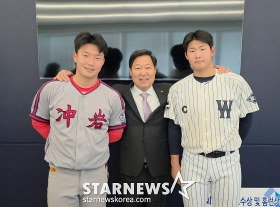 충암고 내야수 김건휘(왼쪽)와 이만수(가운데) 이사장, 그리고 원주고 이희성이 지난 22일 서울 강남구 도곡동 한국야구회관 빌딩에서 열린 제9회 이만수 포수상 및 홈런상 시상식이 끝난 뒤 촬영에 임하고 있다. /사진=김우종 기자