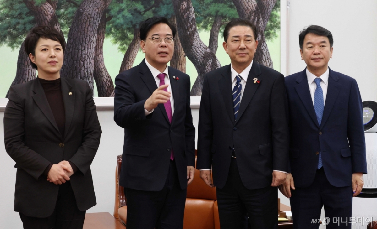 [서울=뉴시스] 조성봉 기자 = 김병기 더불어민주당 원내대표와 송언석 국민의힘 원내대표가 22일 오후 서울 여의도 국회에서 열린 '통일교 특검', '민생법안 처리' 등 현안 관련 원내대표회동에서 취재진을 향해 포즈를 취하고 있다. 왼쪽부터 김은혜 국민의힘 원내정책수석부대표, 송 원내대표, 김 원내대표, 문진석 민주당 원내운영수석부대표. 2025.12.22. suncho21@newsis.com /사진=조성봉