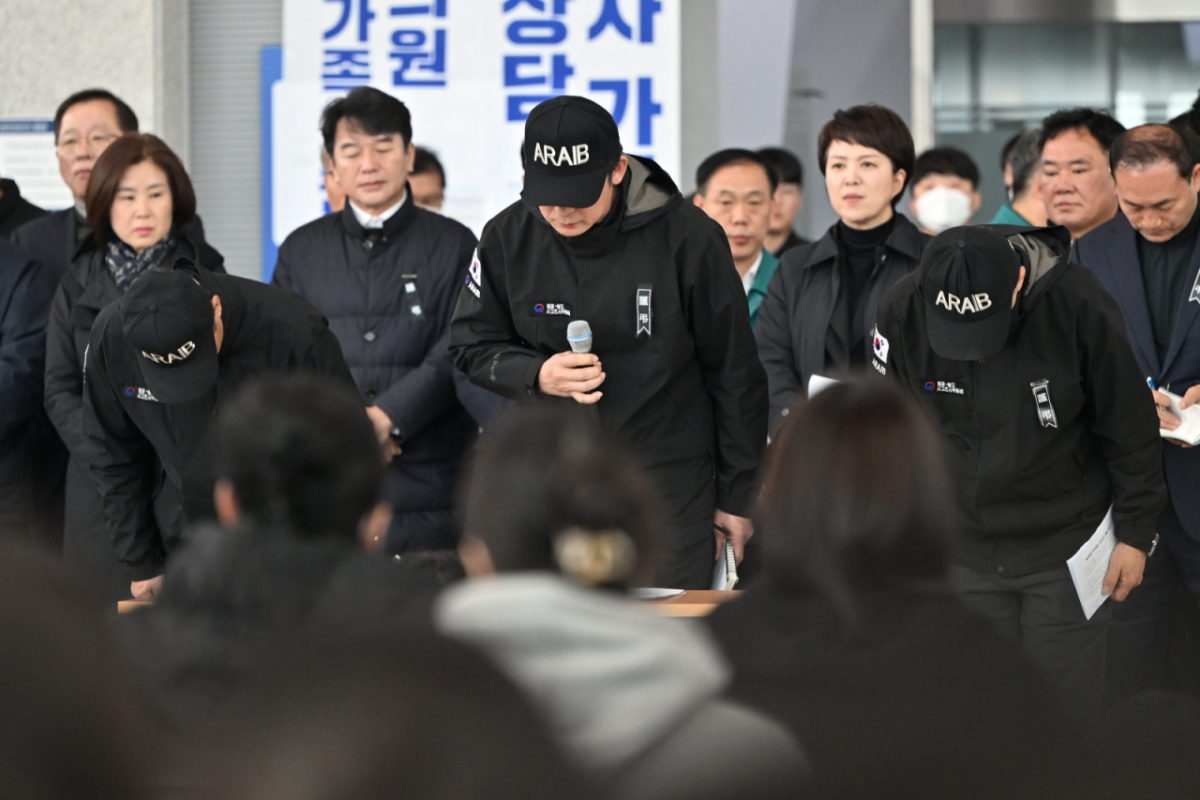 국토교통부 항공철도사고조사위원회 조사단이 제주항공 참사 엿새째인 지난 1월3일 오전 전남 무안군 무안국제공항에서 열린 국토교통부 중앙사고수습대책본부의 유가족 대상 브리핑에 참석해 유가족을 향해 위로의 뜻을 담아 고개를 숙이고 있다. /사진=뉴시스.