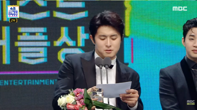 박나래가 '주사 이모'로 불리는 무면허자로부터 불법 의료 시술을 받았다는 의혹이 제기된 후 활동을 중단한 가운데 과거 기안84의 발언이 재조명되고 있다. /사진='2019 MBC 연예대상' 화면 갈무리