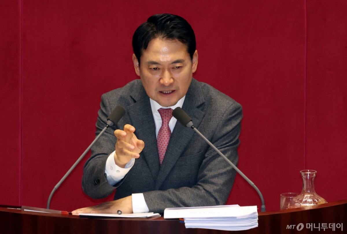 [서울=뉴시스] 조성봉 기자 = 장동혁 국민의힘 대표가 23일 오전 서울 여의도 국회에서 열린 제430회국회(임시회) 제2차 본회의에서 내란전담재판부설치 관련 법안에 대한 무제한토론(필리버스터)을 하고 있다. 2025.12.23. suncho21@newsis.com /사진=조성봉