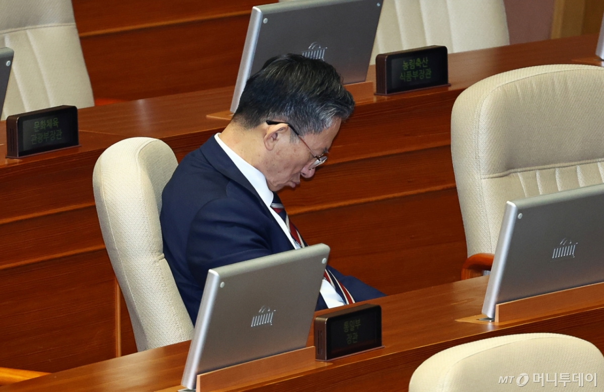 [서울=뉴시스] 김명년 기자 = 정성호 법무부 장관이 23일 오전 서울 여의도 국회에서 열린 제430회국회(임시회) 제2차 본회의에서 장동혁 국민의힘 대표의 '내란전담재판부설치 관련 법안'에 대한 무제한토론(필리버스터) 도중 눈을 감고 있다. 2025.12.23. kmn@newsis.com /사진=김명년