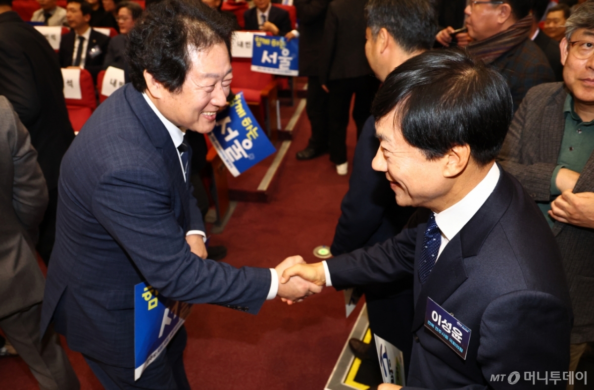 [서울=뉴시스] 김명년 기자 = 더불어민주당 최고위원 보궐선거에 출마한 이성윤(오른쪽) 의원과 유동철 부상수영구지역위원장이 18일 오전 서울 여의도 국회 의원회관에서 열린 서영교 의원 주최 서울서울서울 특별위원회 발대식에서 악수하고 있다. 2025.12.18. kmn@newsis.com /사진=김명년