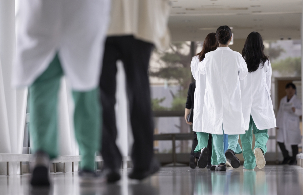 의과대학 증원 정책에 반발해 집단 사직했던 전공의들이 수련병원에 복귀한 1일 서울 시내의 한 대학병원에서 의료진들이 이동하고 있다. /사진=뉴시스