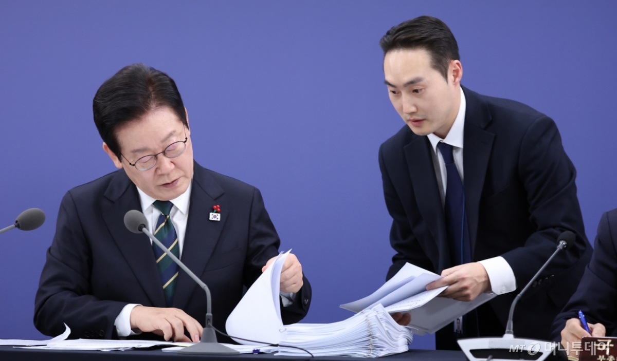 (부산=뉴스1) 이재명 기자 = 이재명 대통령이 23일 부산 동구 해양수산부 청사에서 열린 국무회의에서 자료를 살펴보고 있다. (대통령실통신사진기자단) 2025.12.23/뉴스1  Copyright © 뉴스1. All rights reserved. 무단 전재 및 재배포,  AI학습 이용 금지. /사진=(부산=뉴스1) 이재명 기자