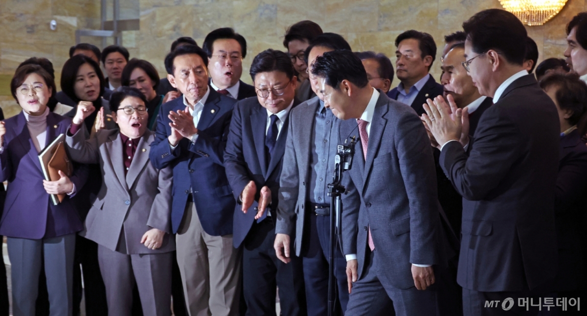[서울=뉴시스] 김금보 기자 = 장동혁 국민의힘 대표가 23일 서울 여의도 국회에서 열린 제430회국회(임시회) 제2차 본회의에서 '내란전담재판부설치 관련 법안'에 대한 반대 무제한토론(필리버스터)을 마친 뒤 의원들에게 격려를 받고 있다. 2025.12.23. kgb@newsis.com /사진=김금보
