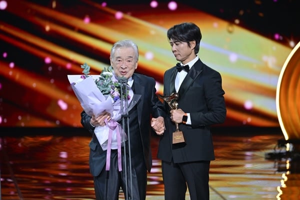 '2024 KBS 연기대상' 대상 수상 故 이순재(사진 왼쪽), 시상자 최수종./사진=KBS
