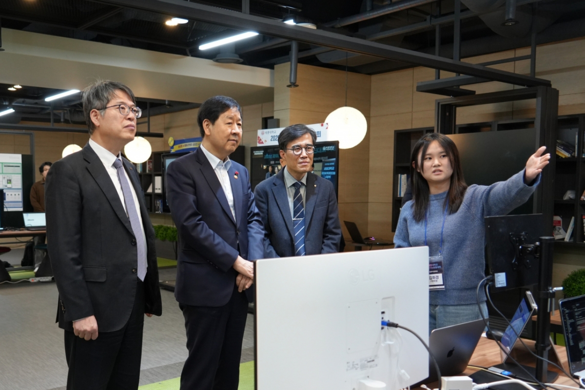 구윤철 경제부총리(왼쪽 2번째)와 엄종화 세종대 총장(왼쪽), 송형규 교학·연구부총장(왼쪽 3번째)이 시연회에서 학생의 설명을 듣고 있다./사진제공=세종대