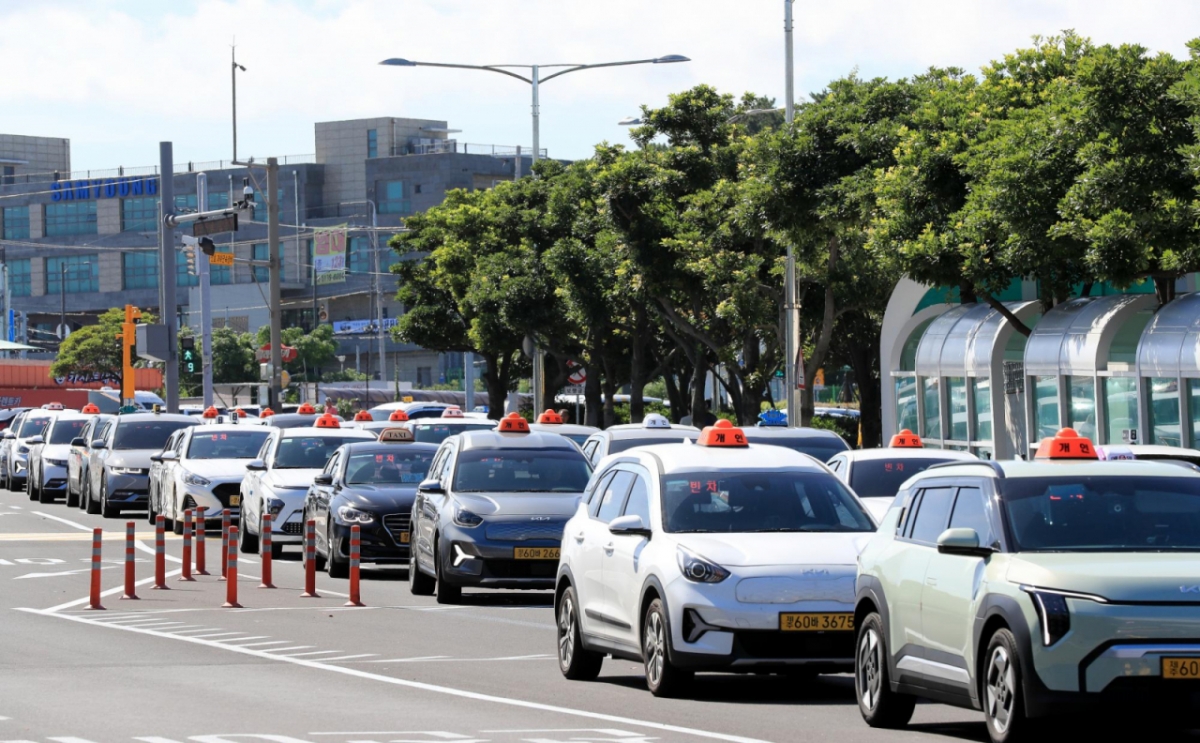 광복절 연휴를 하루 앞둔 지난 8월14일 오전 제주국제공항에 승객을 기다리는 택시가 길게 늘어서 있다./사진=뉴시스