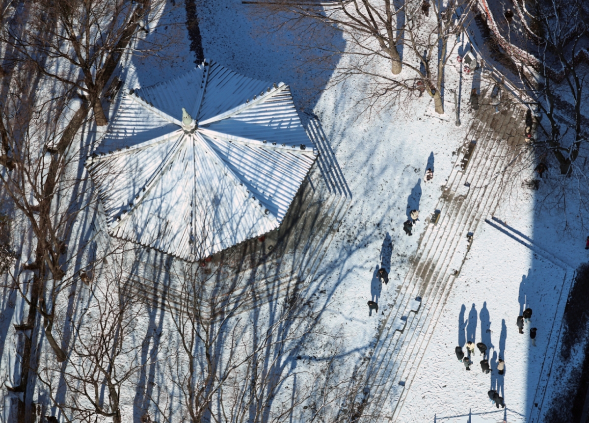 5일 오전 서울 남산 팔각정 일대에 눈이 쌓여 있다./사진=뉴스1.