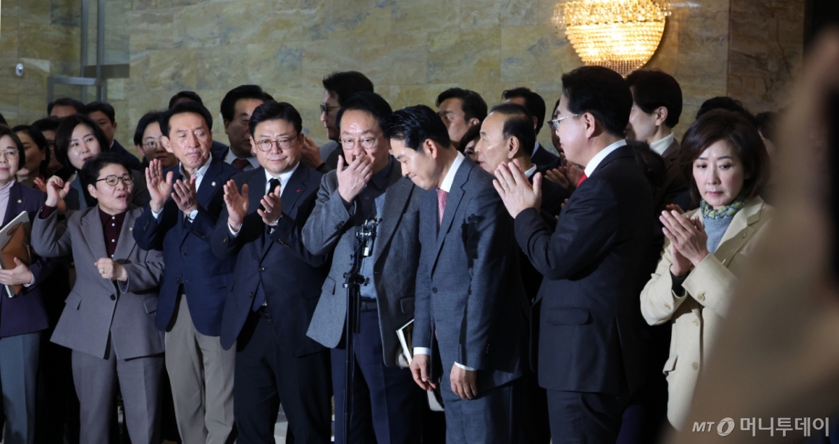 [서울=뉴시스] 김금보 기자 = 장동혁 국민의힘 대표가 23일 서울 여의도 국회에서 열린 제430회국회(임시회) 제2차 본회의에서 '내란전담재판부설치 관련 법안'에 대한 반대 무제한토론(필리버스터)을 마친 뒤 의원들에게 격려를 받고 있다. 2025.12.23. kgb@newsis.com /사진=김금보