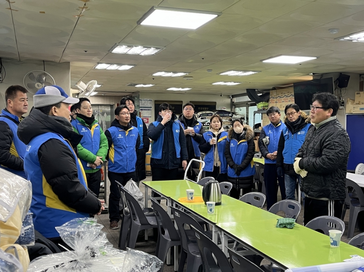 신한금융임직원들이 위기가정의 주거환경 개선을 위해 봉사활동을 하는 모습 /사진제공=신한금융
