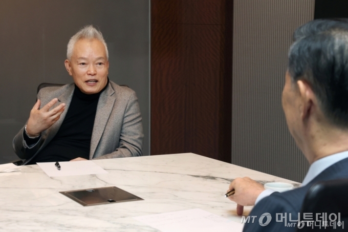 백용호 머니투데이 상임고문(글로벌코리아인사이츠 이사장, 왼쪽)이 22일 서울 소공동 웨스틴조선서울호텔 비즈니스센터에서 김홍국 하림그룹 회장과 '백용호의 시대동행' 대담을 하고 있다./사진=이기범 기자 leekb@ 