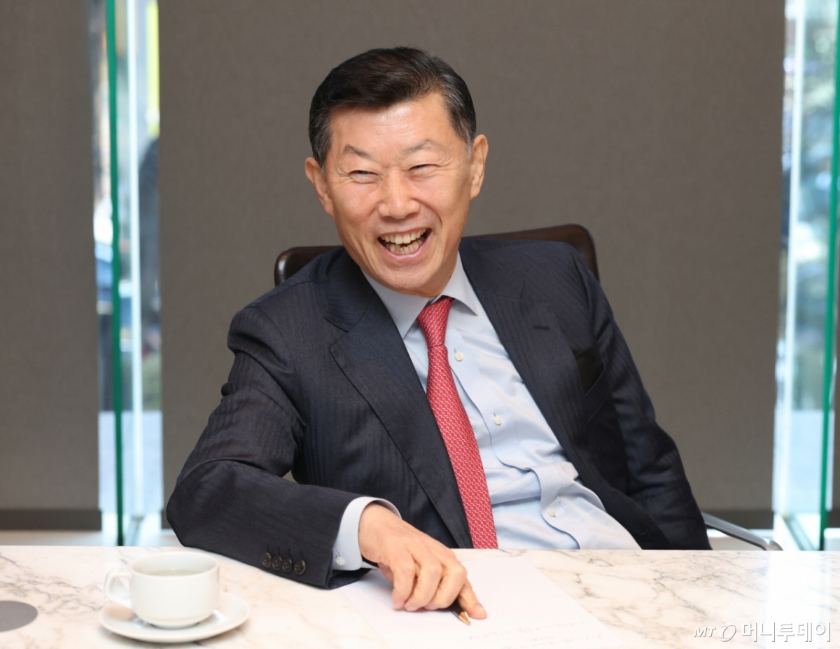 김홍국 하림그룹 회장이 백용호 머니투데이 상임고문(글로벌코리아인사이츠 이사장)과 22일 서울 소공동 웨스틴조선서울호텔 비즈니스센터에서  '백용호의 시대동행' 대담을 하고 있다./사진=이기범 기자 leekb@ 