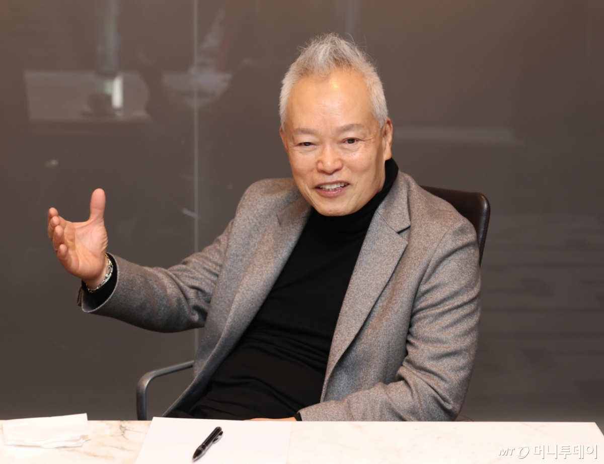 백용호 머니투데이 상임고문(글로벌코리아인사이츠 이사장)이 22일 서울 소공동 웨스틴조선서울호텔 비즈니스센터에서 김홍국 하림그룹 회장과 '백용호의 시대동행' 대담을 하고 있다./사진=이기범 기자 leekb@