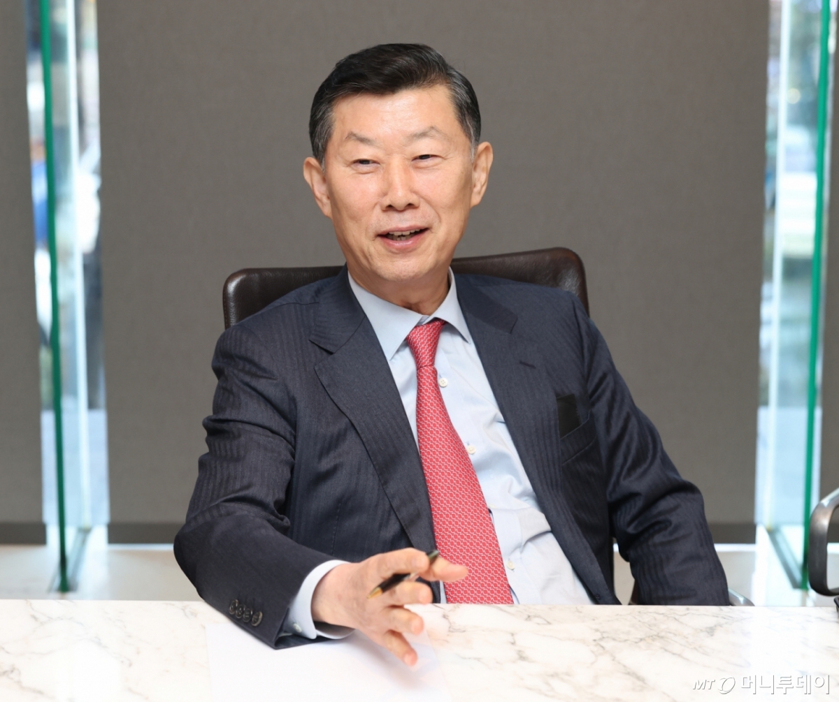 김홍국 하림그룹 회장이 22일 서울 소공동 웨스틴조선서울호텔 비즈니스센터에서 백용호 머니투데이 상임고문(글로벌코리아인사이츠 이사장)과 '백용호의 시대동행' 대담을 하고 있다./사진=이기범 기자 leekb@