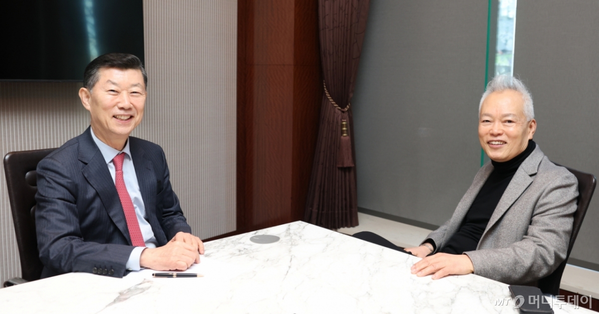 백용호 머니투데이 상임고문(글로벌코리아인사이츠 이사장, 오른쪽)이 22일 서울 소공동 웨스틴조선서울호텔 비즈니스센터에서 김홍국 하림그룹 회장과 '백용호의 시대동행' 대담에 앞서 기념촬영을 하고 있다./사진=이기범 기자 leekb@