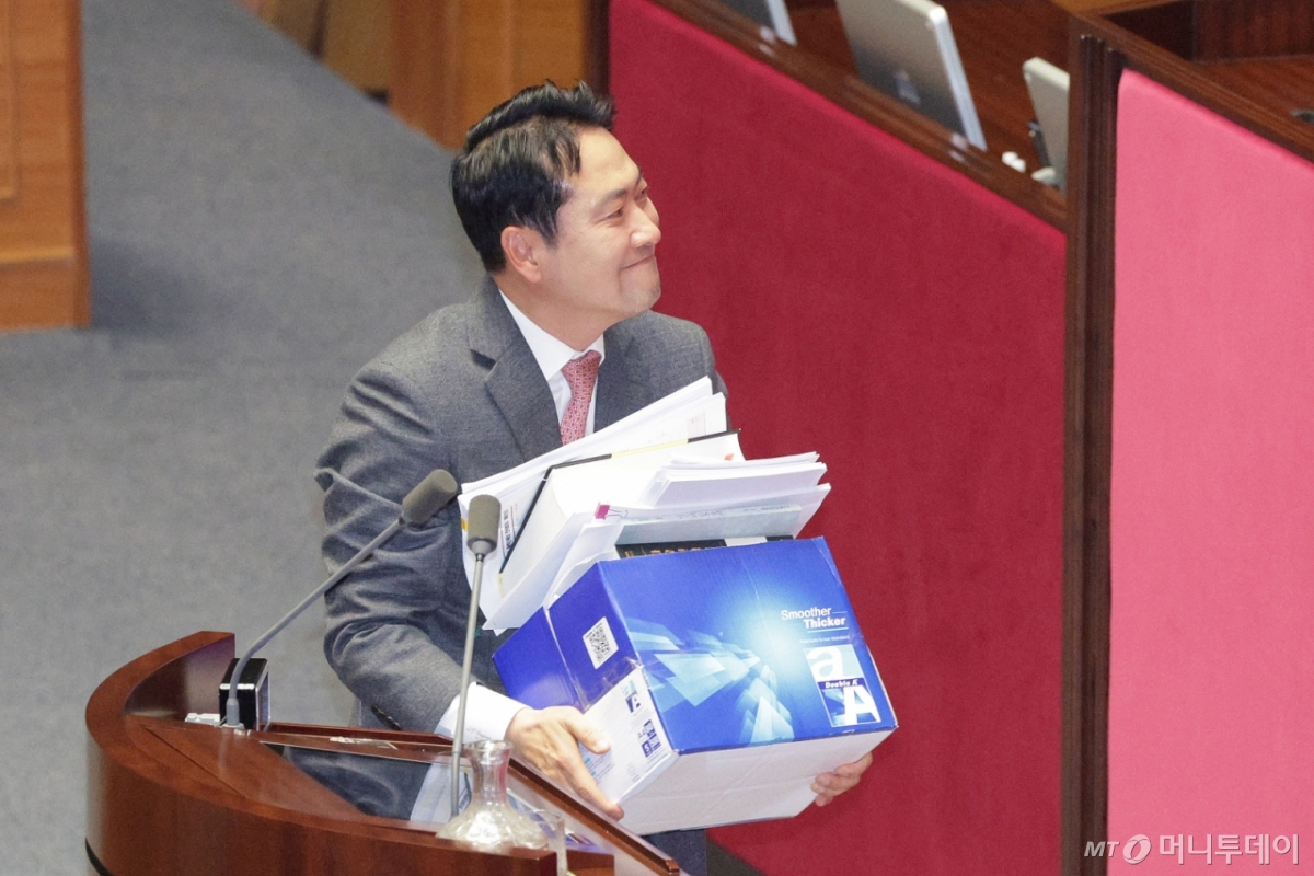 (서울=뉴스1) 신웅수 기자 = 장동혁 국민의힘 대표가 23일 서울 여의도 국회에서 열린 제430회국회(임시회) 제2차 본회의에서 '12·3 윤석열 비상계엄 등에 대한 전담재판부 설치 및 제보자 보호 등에 관한 특별법안(대안)에 대한 수정안'에 대한 무제한 토론(필리버스터)을 마친 후 본회의장을 나서고 있다.  2025.12.23/뉴스1  Copyright © 뉴스1. All rights reserved. 무단 전재 및 재배포,  AI학습 이용 금지. /사진=(서울=뉴스1) 신웅수 기자