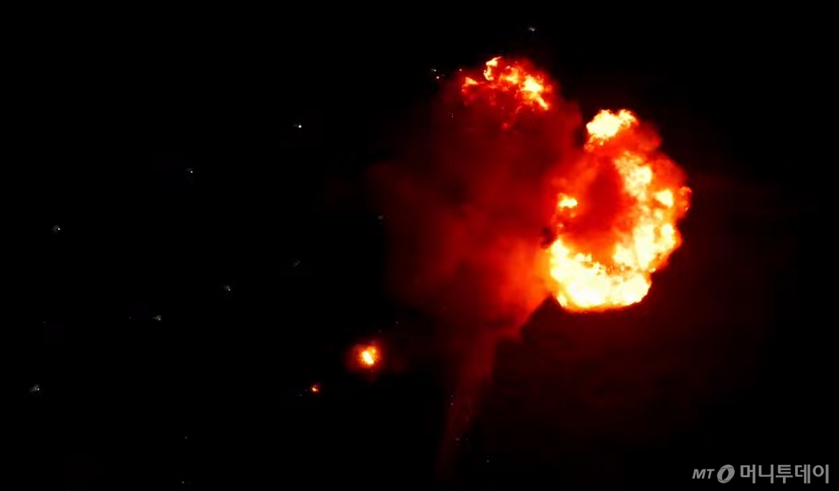 23일(한국 시간) 브라질 공군 산하 알칸타라 우주센터에서 민간 우주발사체 기업 이노스페이스의 첫 상업 발사체 '한빛-나노(HANBIT-Nano)'가 발사됐으나 폭발하는 것으로 추정되는 장면이 포착됐다. 한빛-나노는 이륙 후 약 1분이 지날 때까지는 비행을 진행했으나 우주로 솟구치는 과정에서 '비행 중 예기치 못한 현상이 감지됐다'는 안내가 송출됐다. 사진/=뉴시스(이노스페이스 유튜브 갈무리)