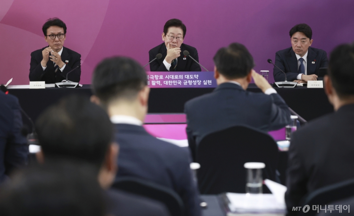 [부산=뉴시스] 최동준 기자 = 이재명 대통령이 23일 부산 동구 해양수산부 청사에서 열린 해수부 업무보고에서 김성범 해양수산부 차관의 발언을 듣고 있다. 2025.12.23. photocdj@newsis.com /사진=최동준