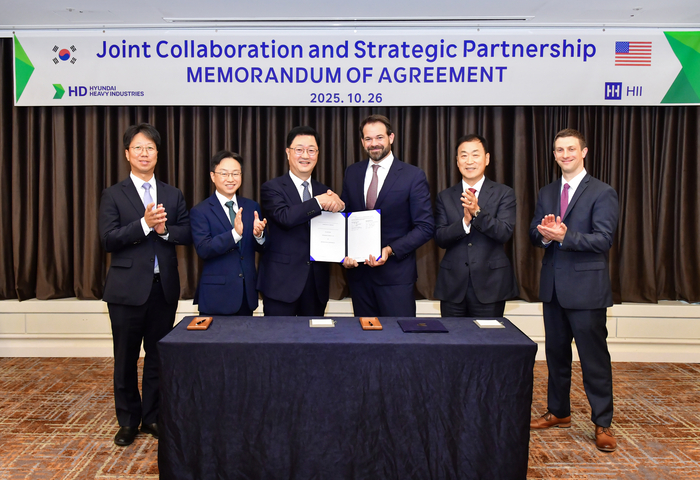 HD현대와 헌팅턴 잉걸스는 지난 10월 HD현대중공업 특수선사업부 주원호 사장과 헌팅턴 잉걸스 에릭 츄닝 전략 개발 총괄 부사장(사진 왼쪽에서 세번째와 네번째)이 참석한 가운데 ‘상선 및 군함 건조 협력에 관한 합의 각서(MOA)’를 체결했다. /사진=HD현대중공업 