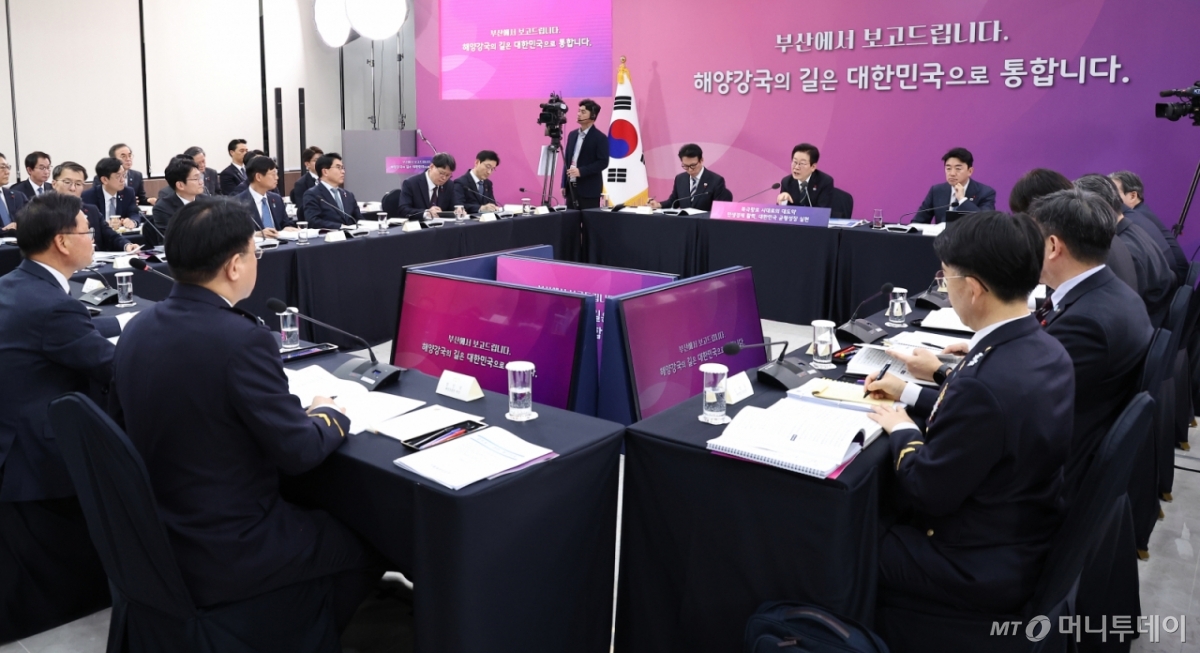 [부산=뉴시스] 최동준 기자 = 이재명 대통령이 23일 부산 동구 해양수산부 청사에서 열린 해수부 업무보고에서 발언하고 있다. (대통령실통신사진기자단) 2025.12.23. photocdj@newsis.com /사진=