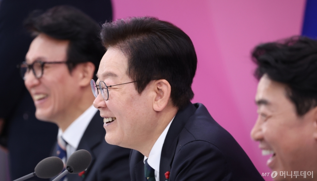 (부산=뉴스1) 이재명 기자 = 이재명 대통령이 23일 부산 동구 해양수산부 청사에서 열린 해수부 업무보고에서 발언하고 있다. (대통령실통신사진기자단) 2025.12.23/뉴스1  Copyright © 뉴스1. All rights reserved. 무단 전재 및 재배포,  AI학습 이용 금지. /사진=(부산=뉴스1) 이재명 기자