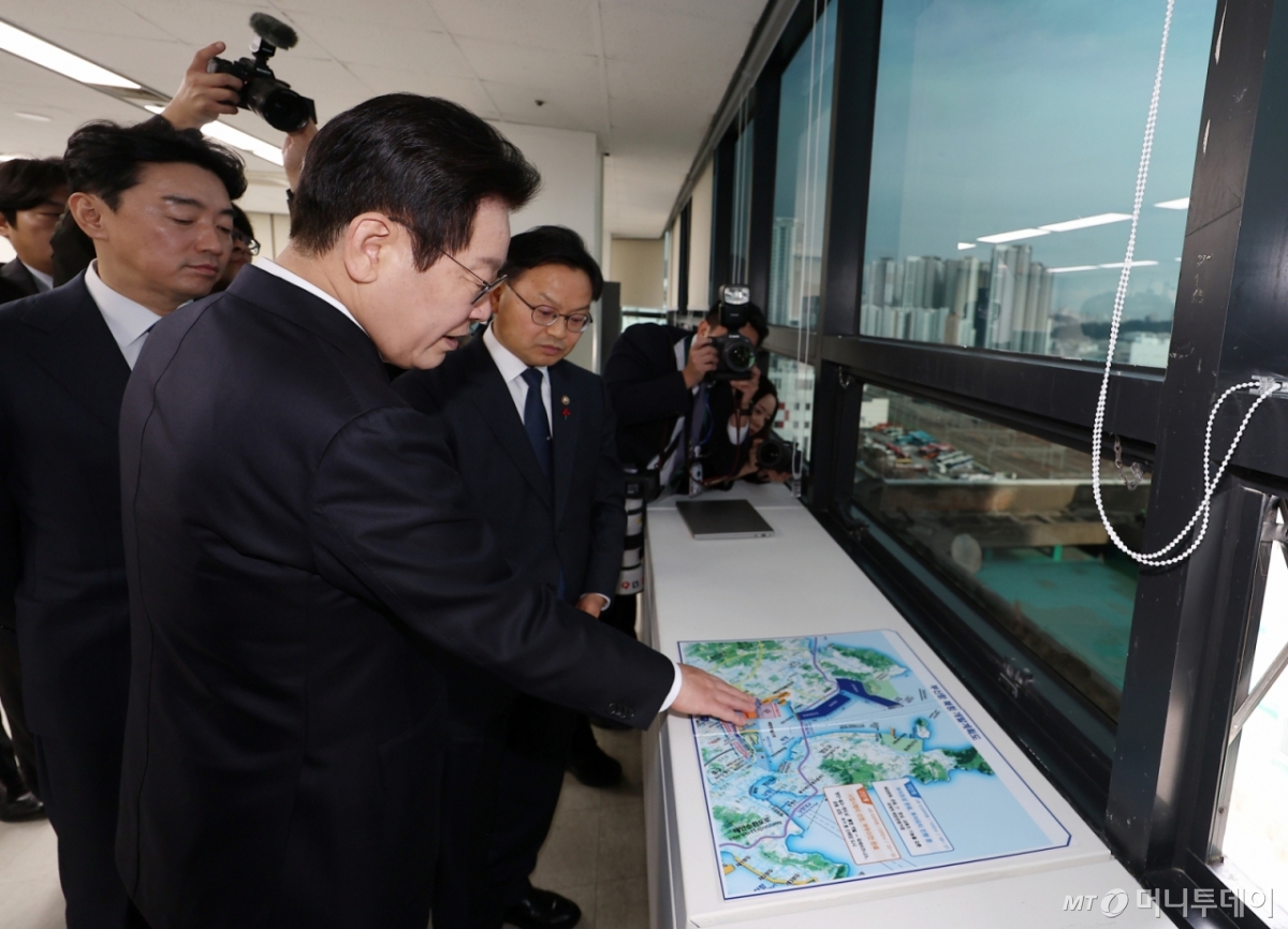 (부산=뉴스1) 이재명 기자 = 이재명 대통령이 23일 부산 동구 해양수산부 청사에서 북항 재개발 관련 설명을 듣고 있다. (대통령실통신사진기자단) 2025.12.23/뉴스1  Copyright © 뉴스1. All rights reserved. 무단 전재 및 재배포,  AI학습 이용 금지. /사진=(부산=뉴스1) 이재명 기자