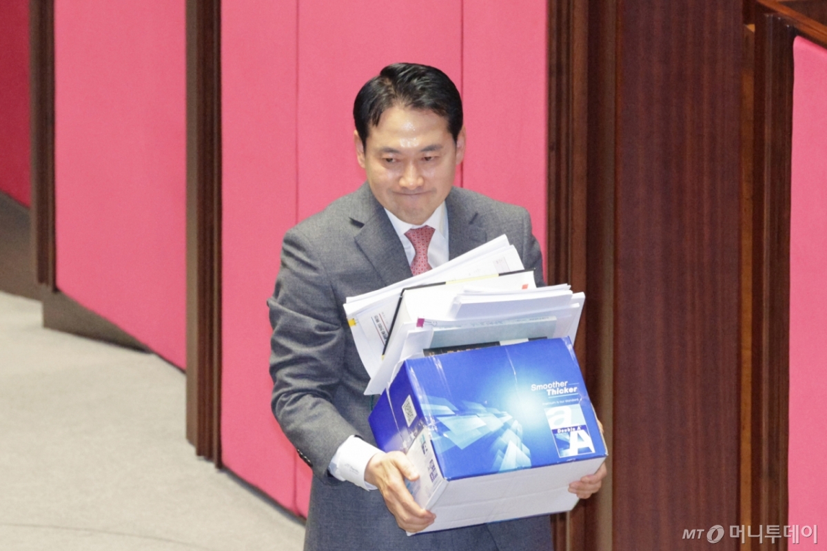 (서울=뉴스1) 신웅수 기자 = 장동혁 국민의힘 대표가 23일 서울 여의도 국회에서 열린 제430회국회(임시회) 제2차 본회의에서 '12·3 윤석열 비상계엄 등에 대한 전담재판부 설치 및 제보자 보호 등에 관한 특별법안(대안)에 대한 수정안'에 대한 무제한 토론(필리버스터)을 마친 후 본회의장을 나서고 있다. 2025.12.23/뉴스1  Copyright © 뉴스1. All rights reserved. 무단 전재 및 재배포,  AI학습 이용 금지. /사진=(서울=뉴스1) 신웅수 기자