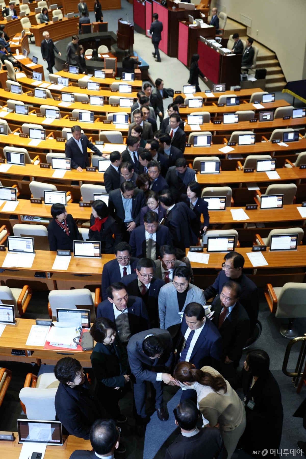 [서울=뉴시스] 김금보 기자 = 장동혁 국민의힘 대표가 23일 서울 여의도 국회에서 열린 제430회국회(임시회) 제2차 본회의에서 '내란전담재판부설치 관련 법안'에 대한 반대 무제한토론(필리버스터)을 마친 뒤 의원들에게 격려를 받고 있다. 2025.12.23. kgb@newsis.com /사진=김금보