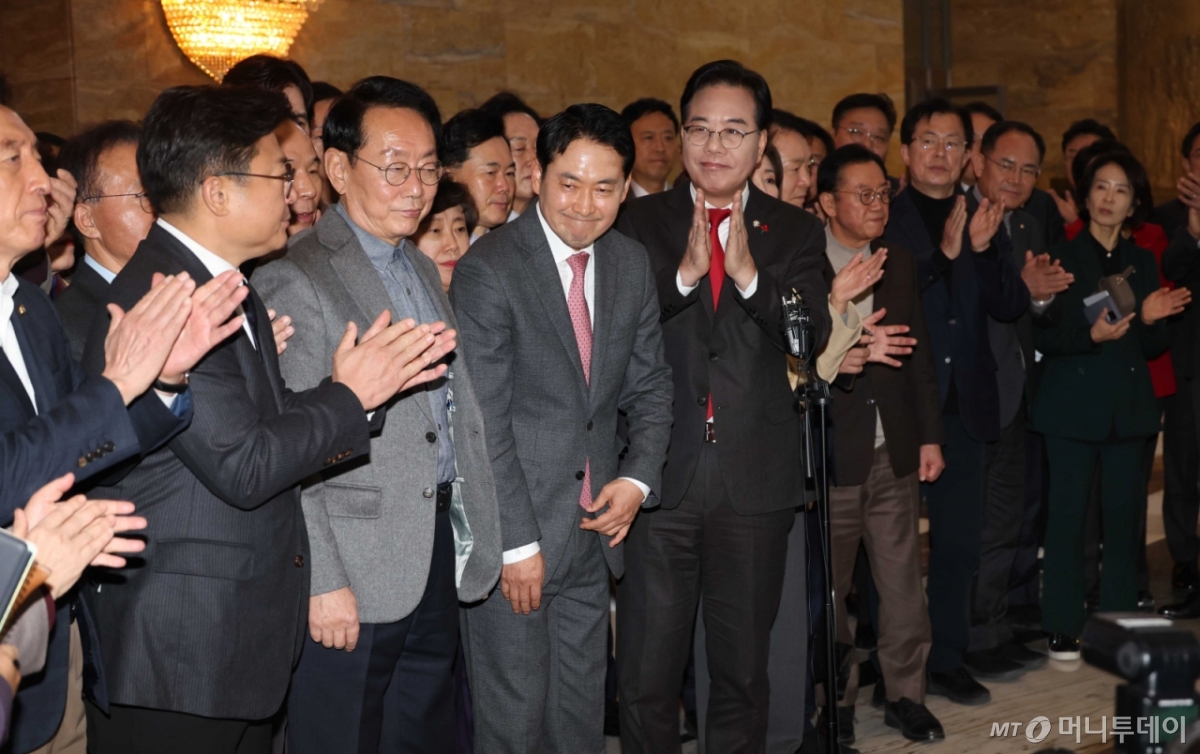 [서울=뉴시스] 조성봉 기자 = 장동혁 국민의힘 대표가 23일 오전 서울 여의도 국회 본회의장에서 내란전담재판부설치 관련 법안에 대한 무제한토론을 마치고 동료의원들에게 박수를 받고 있다. 2025.12.23. suncho21@newsis.com /사진=조성봉