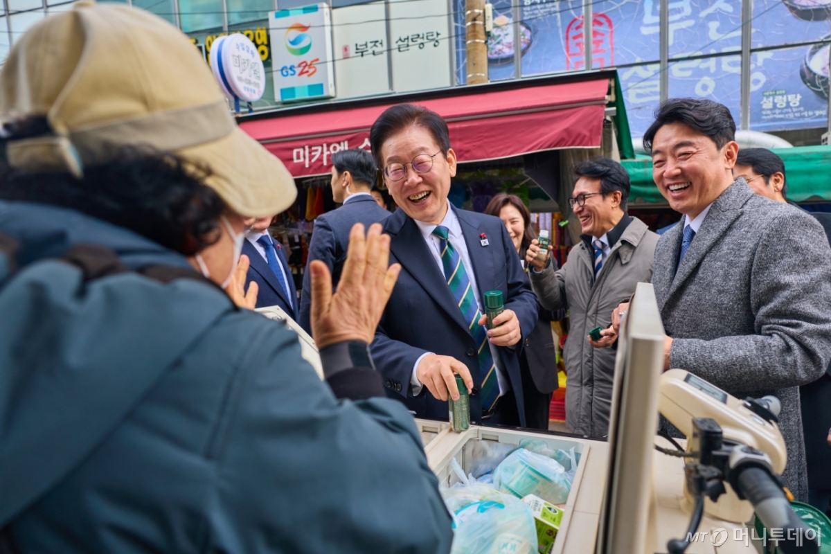 (서울=뉴스1) 이재명 기자 = 이재명 대통령이 23일 부산 진구 부전시장을 찾아 상인들과 대화하고 있다. (대통령실 제공. 재판매 및 DB 금지) 2025.12.23/뉴스1  Copyright © 뉴스1. All rights reserved. 무단 전재 및 재배포,  AI학습 이용 금지. /사진=(서울=뉴스1) 이재명 기자