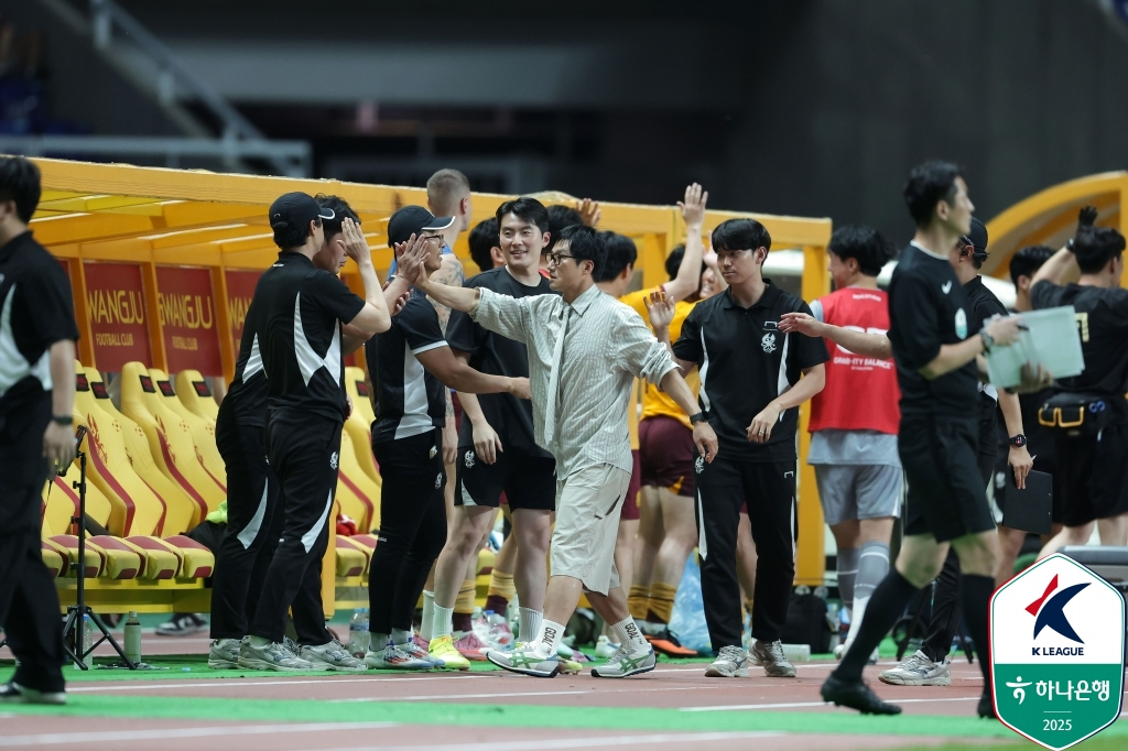 수원 삼성 감독 부임이 유력한 이정효 전 광주FC 감독과 코치진. /사진=한국프로축구연맹 제공