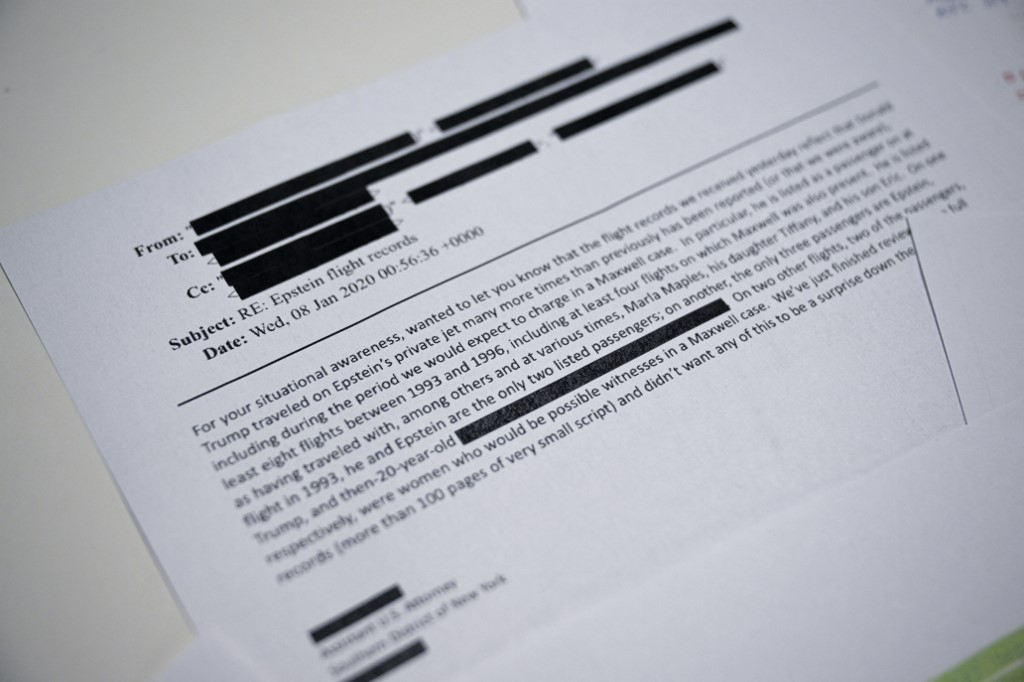 도널드 트럼프 미국 대통령이 제프리 엡스타인 전용기를 이용했다는 내용이 담긴 한 검사의 이메일/AFPBBNews=뉴스1