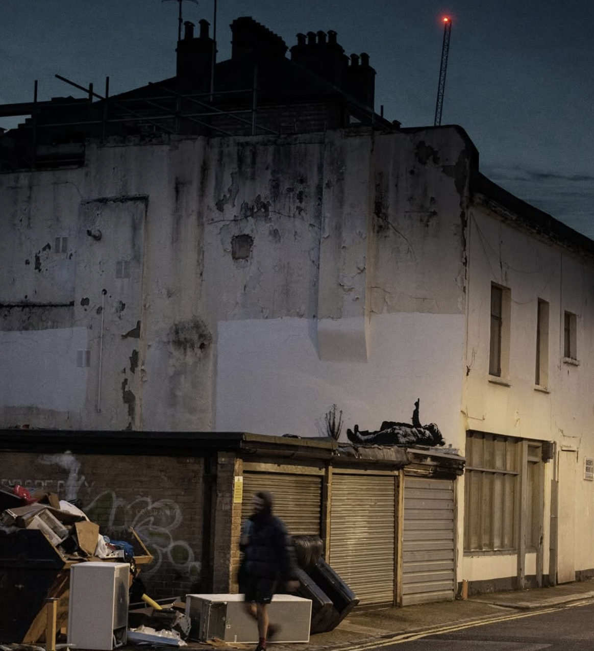 크리스마스를 앞두고 '얼굴 없는 화가' 뱅크시가 영국 런던에 아동 노숙을 표현한 작품을 남겼다. /사진=뱅크시 인스타그램