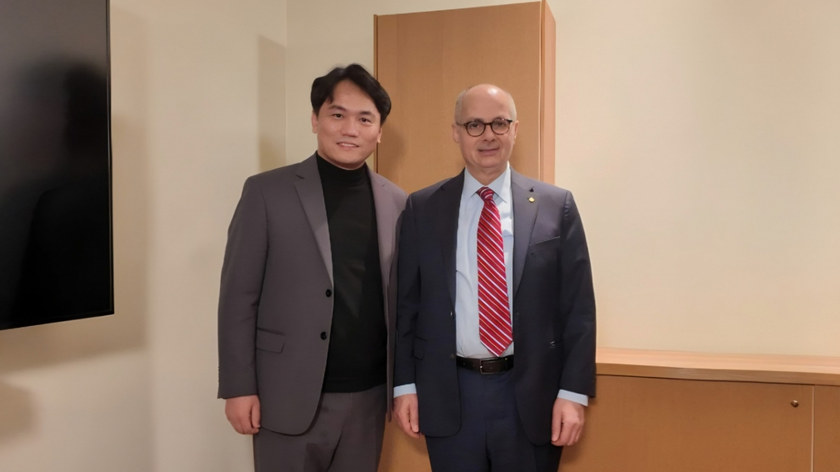 오마르 M. 야기 미국 UC버클리대 교수(오른쪽)와 최경민 랩인큐브 대표 /사진=랩인큐브 제공