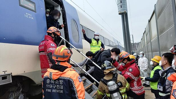 5일 서울역을 출발해 부산역으로 향하던 중 철로를 이탈해 멈춰 선 KTX-산천 제23열차에서 119 구조대원들이 승객들 하차를 돕고있다. 이날 사고는 열차가 충북 영동군 영동터널을 통과하던 중 터널 내 철제 구조물이 떨어져 열차에 충격을 가하면서 발생했다. 열차 10량 중 1량(4호)이 선로를 벗어났다. 이날 사고로 승객 7명이 다쳤다. /뉴시스