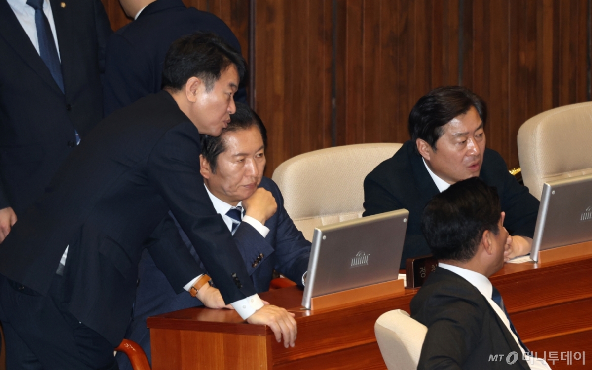 (서울=뉴스1) 이승배 기자 = 정청래 더불어민주당 대표가 23일 서울 여의도 국회에서 열린 제430회국회(임시회) 제2차 본회의에서 문진석 원내수석과 대화하고 있다. 2025.12.24/뉴스1  Copyright © 뉴스1. All rights reserved. 무단 전재 및 재배포,  AI학습 이용 금지. /사진=(서울=뉴스1) 이승배 기자