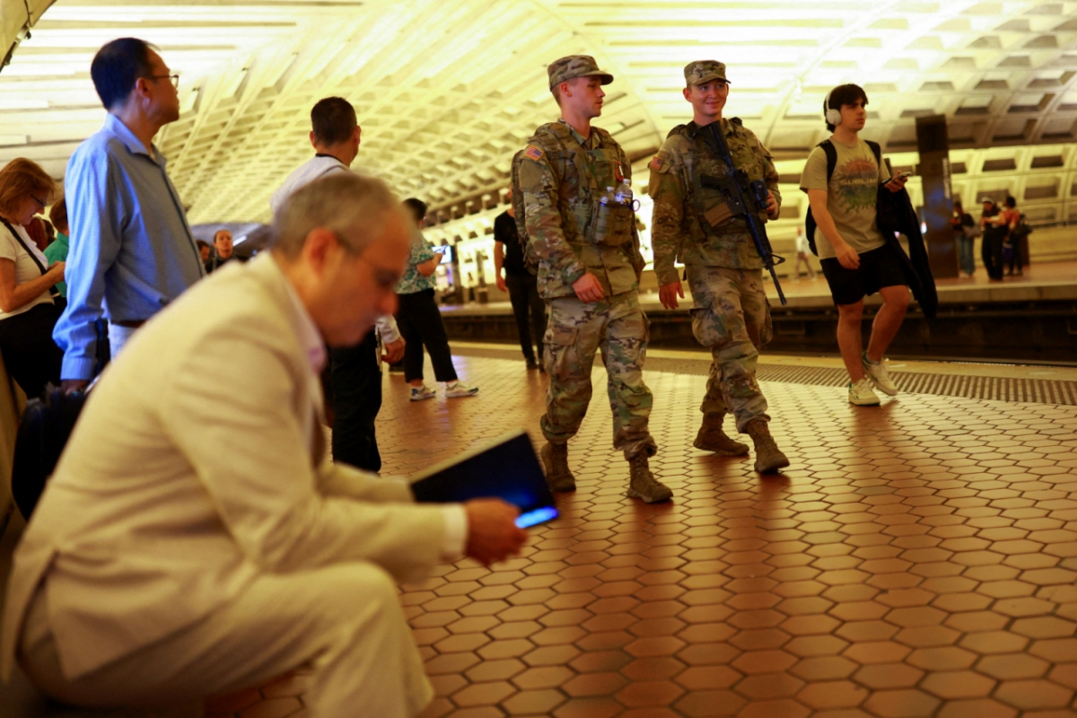 8월25일(현지시간) 미국 워싱턴 D.C. 메트로 센터역에서 사우스캐롤라이나 주방위군 대원들이 순찰을 돌고 있는 모습 /로이터=뉴스1 