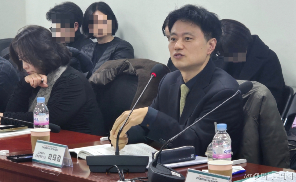 하태길 보건복지부 간호정책과장이 24일 서울 여의도 국회에서 열린 간호·간병통합서비스 제도 개선 토론회에서 발언하고 있다. /사진=홍효진 기자