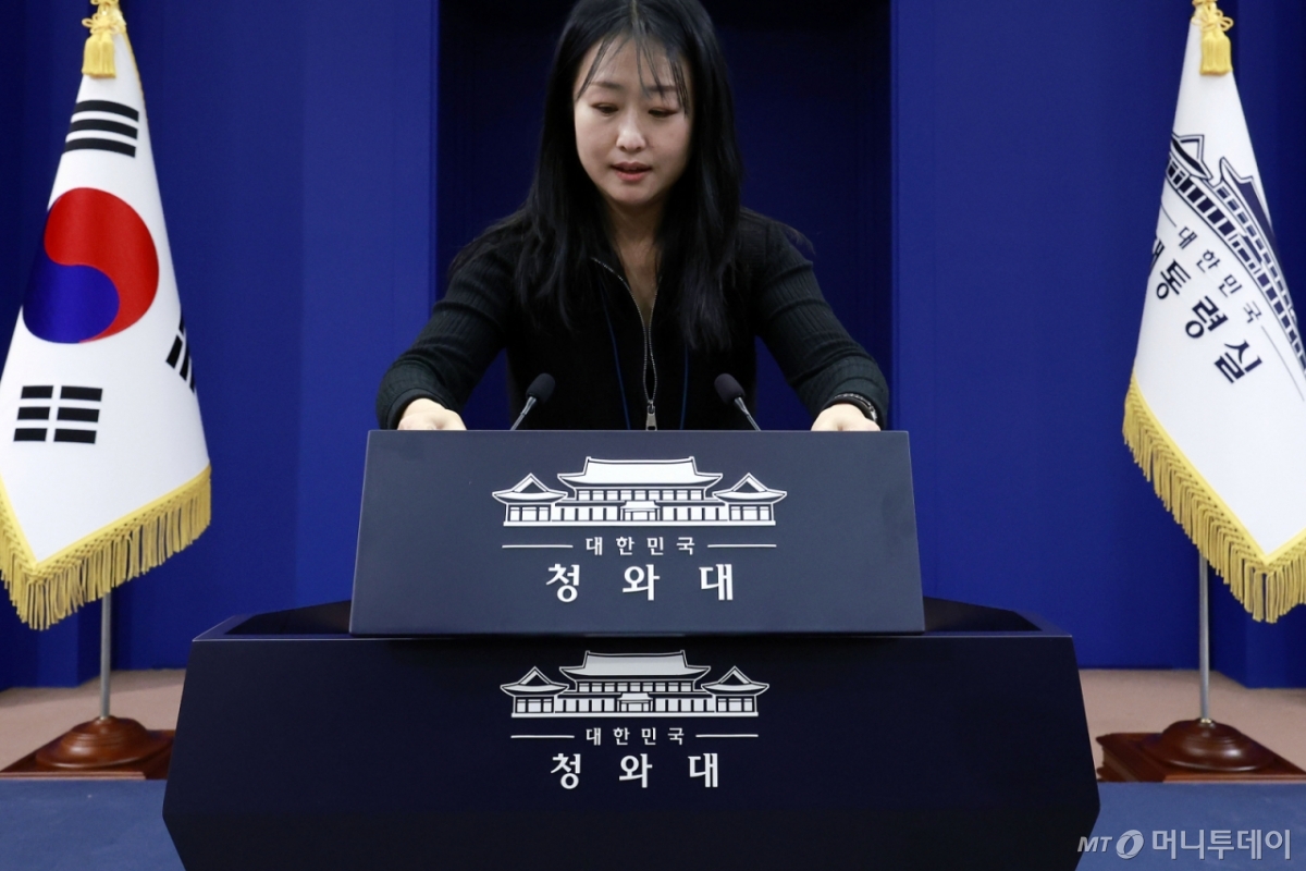 [서울=뉴시스] 최동준 기자 = 대통령실이 청와대 이전을 진행 중인 21일 청와대 춘추관에서 직원이 브리핑룸 탈부착 업무표장 점검을 하고 있다. 2025.12.21. photocdj@newsis.com /사진=최동준