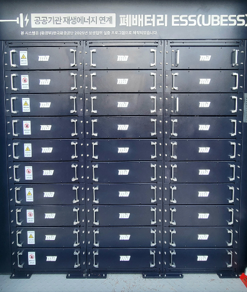 [사진2][사진1]에 보이는 배터리 저장소의 문을 열자 정면에 300kWh급 ESS의 배터리랙(배터리를 모듈 단위로 쌓아 전력·안전·온도를 통합관리하는 ESS의 골격)이 보인다./사진=권다희 기자