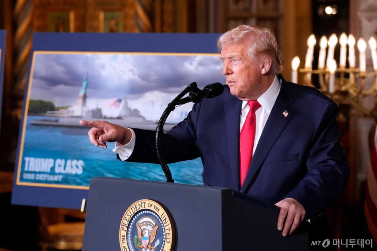 [팜비치=AP/뉴시스] 도널드 트럼프 미국 대통령이 22일(현지 시간) 플로리다주 팜비치의 마러라고 별장에서 기자회견하고 있다. 트럼프 대통령은 "지난주 해군이 발표한 신예 프리깃함(호위함) 건조는 한국의 한화와 협력할 것"이라고 말했다. 2025.12.23. /사진=민경찬