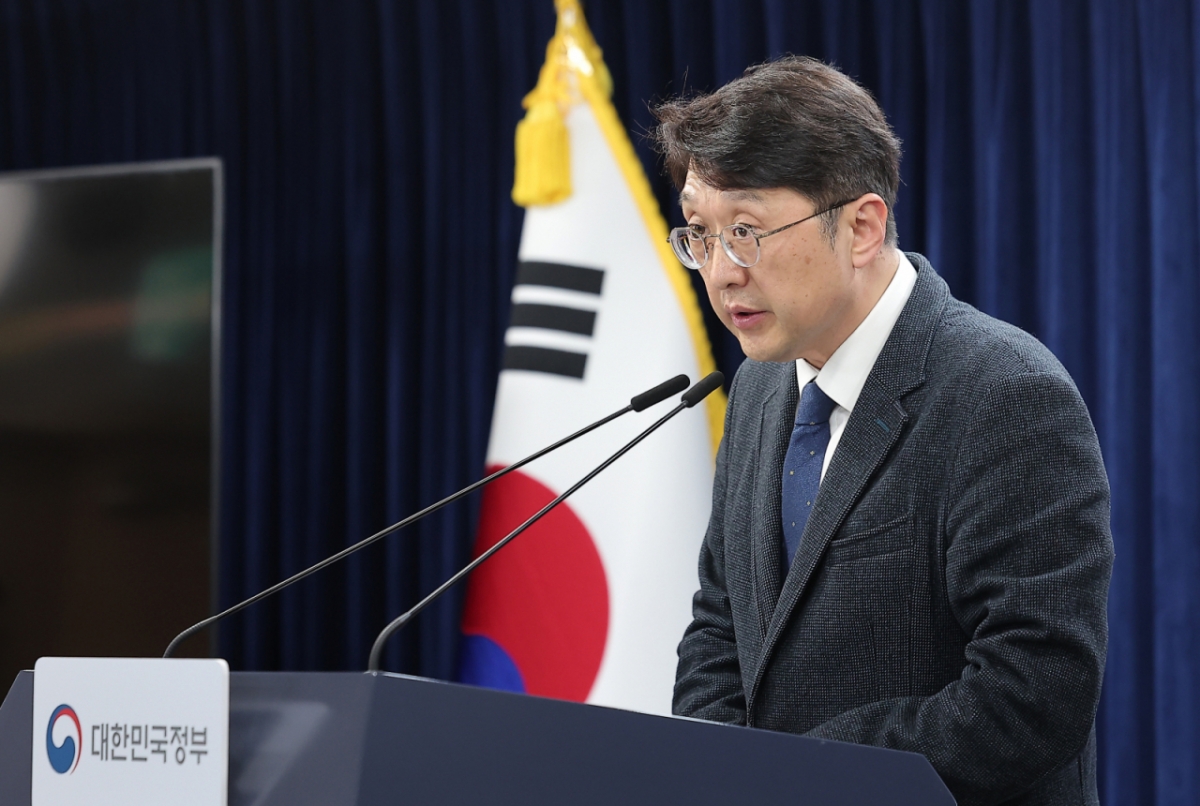 최우혁 과학기술정보통신부 네트워크정책실장이 24일 서울 종로구 정부서울청사에서 휴대전화 개통시 안면인증 관련 세부 내용 브리핑을 하고 있다.  /사진=뉴스1